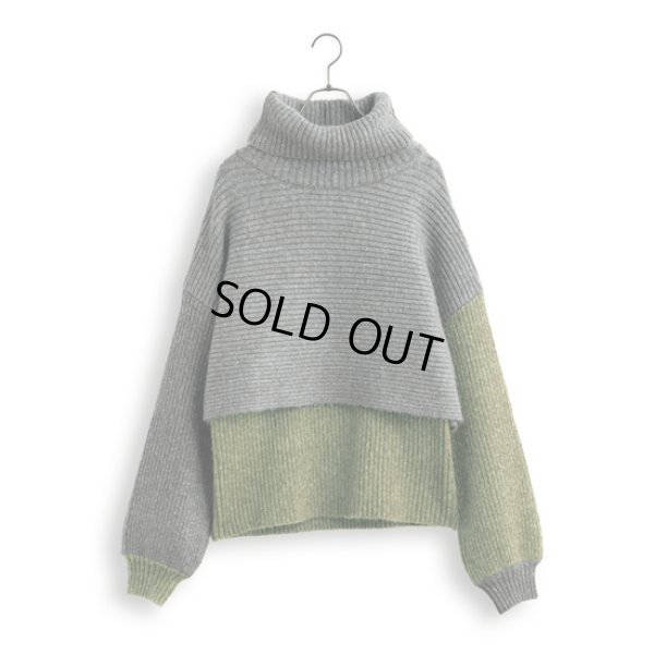 カーキ×グレー