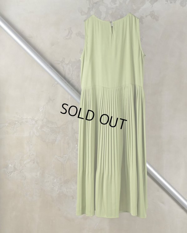 画像11: sosotto / ソソット アンティークサテン 消しプリーツ ノースリーブワンピース (11)