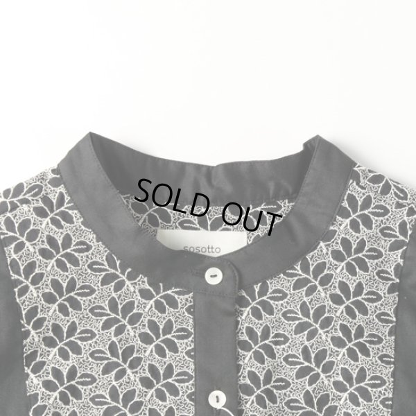 画像2: sosotto / ソソット 葉柄エンブロイダリー 前後ヨーク切替ブラウス 6分袖 (2)