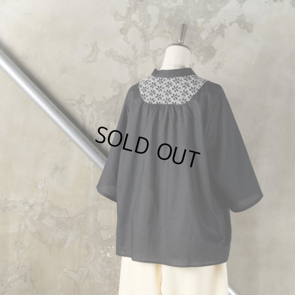 画像10: sosotto / ソソット 葉柄エンブロイダリー 前後ヨーク切替ブラウス 6分袖 (10)