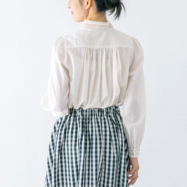 画像4: PONT DE CHALONS / ポンデシャロン スタンドレースカラーピンタックブラウス (4)