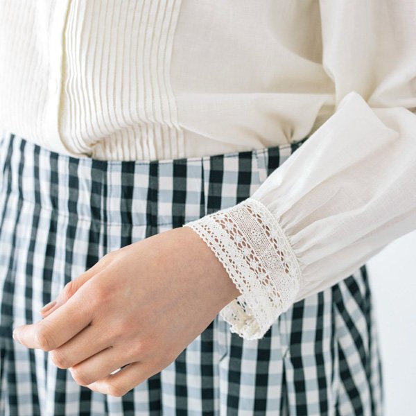 画像3: PONT DE CHALONS / ポンデシャロン スタンドレースカラーピンタックブラウス (3)