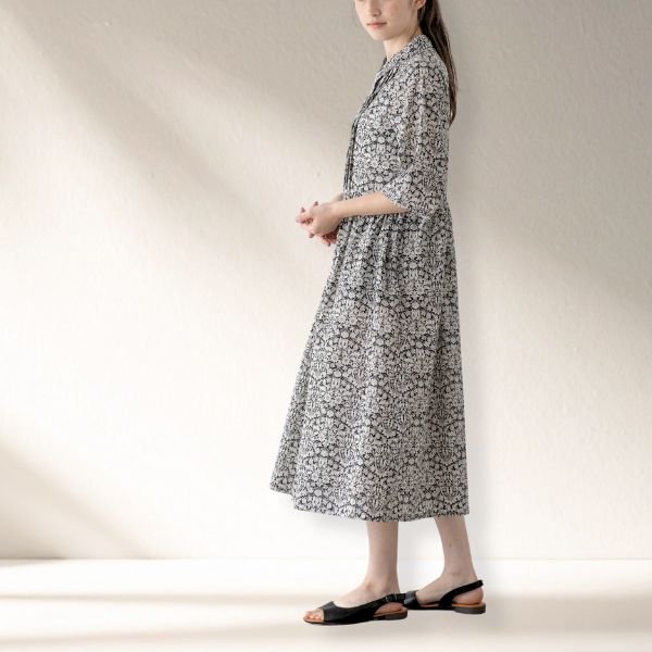 画像2: sosotto / ソソット LIBERTYイーストボーンローン前開きチビ衿ピンタックワンピース6分袖 (2)