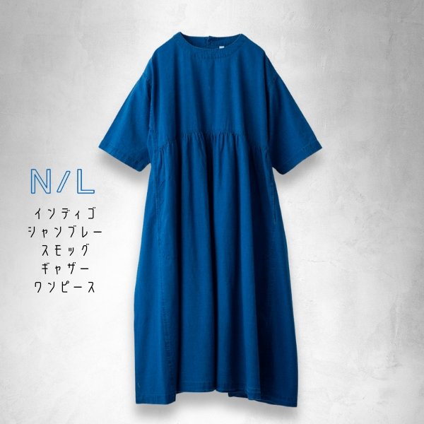 画像2: NATURAL LAUNDRY / ナテュラルランドリー インディゴ シャンブレー スモッグ ギャザーワンピース (2)