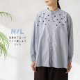 画像1: NATURAL LAUNDRY / ナテュラルランドリー 先染めブロード ワイド刺しゅうシャツ (1)